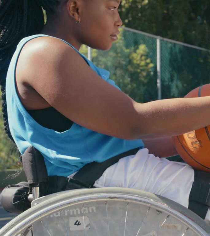 女士，轮椅和健身球在球场，户外或公园进行训练或锻炼。黑人、残疾人和运动用健身、运动服和严肃的面对挑战