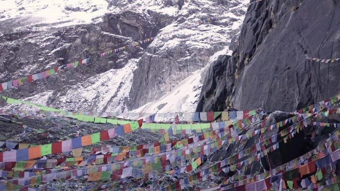 雨崩经幡雪山