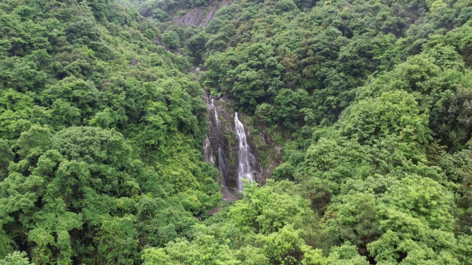 瀑布山里