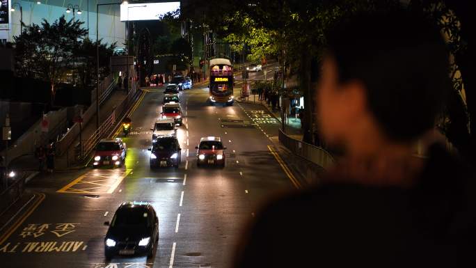 女性青年站在公路天桥上看夜景人物背影车流