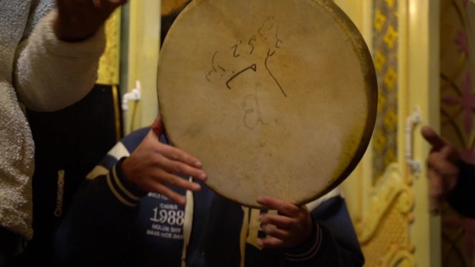 塔吉克族演奏传统民族乐器铃鼓