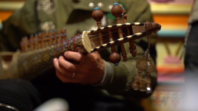 塔吉克族弹奏传统民族乐器拉巴布