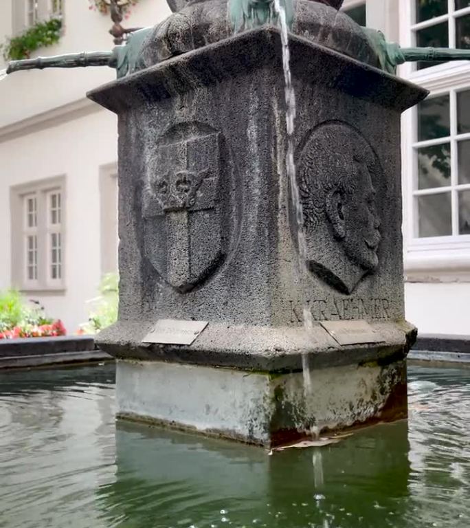 装饰喷泉和雕像在中世纪的科布伦茨镇，德国