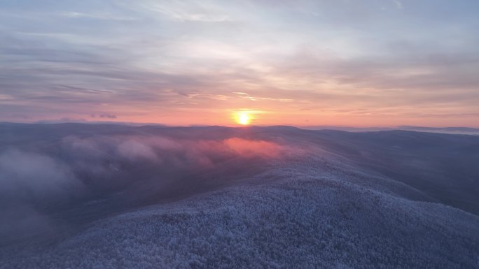 大兴安岭林海雪原冻雾日出