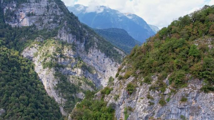 山峡全景，一架无人机从山后向左飞，一个视角打开