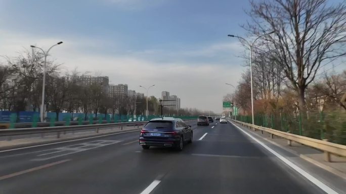 汽车穿梭在北京快速公路