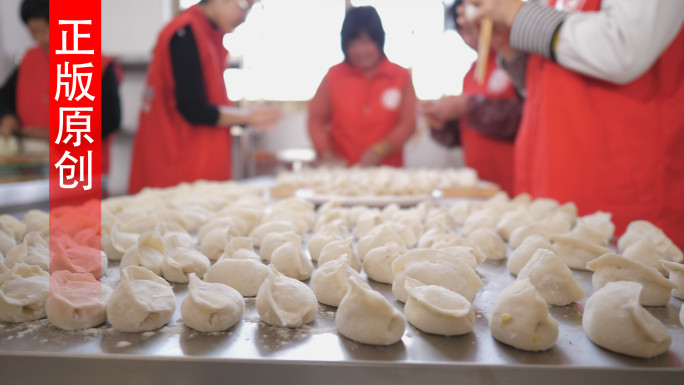 志愿者为农村老年食堂包饺子