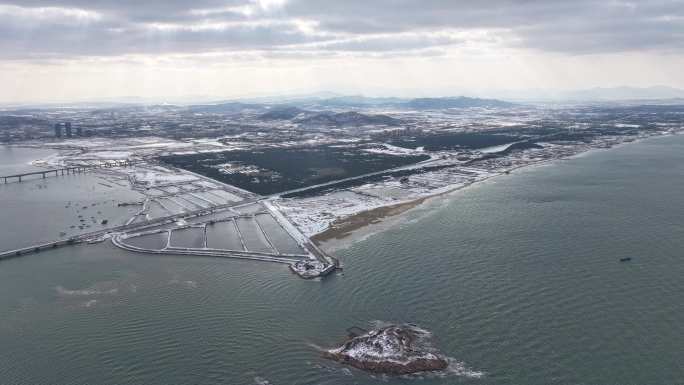 航拍山东威海双岛湾大岛海洋之心冬季雪景