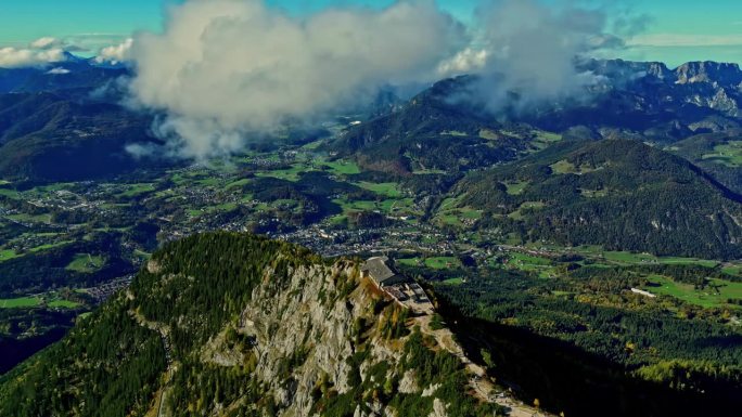 巴伐利亚阿尔卑斯山的Kehlsteinhaus鸟瞰图。俗称鹰巢。令人惊叹的背景是阿尔卑斯山和散落的云