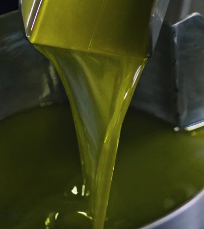 食品厂橄榄油生产过程垂直近景。