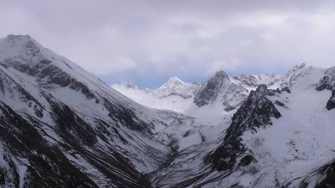 雪山山谷从云雾缭绕到烟消云散