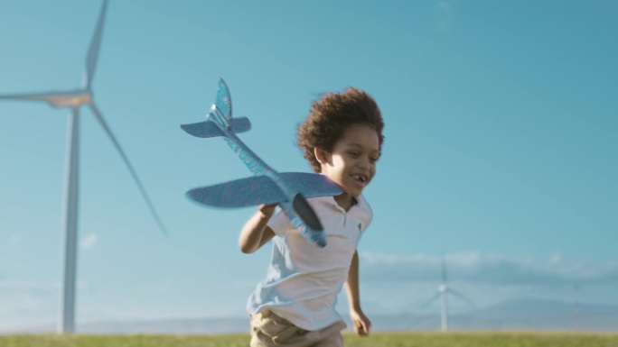 孩子，飞机和在农村风电场跑步，户外环境或自然，自由和暑假游戏或假期。孩子们在风车场驾驶玩具飞机，可再