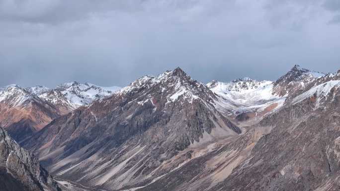 雪山山谷从云雾缭绕到烟消云散