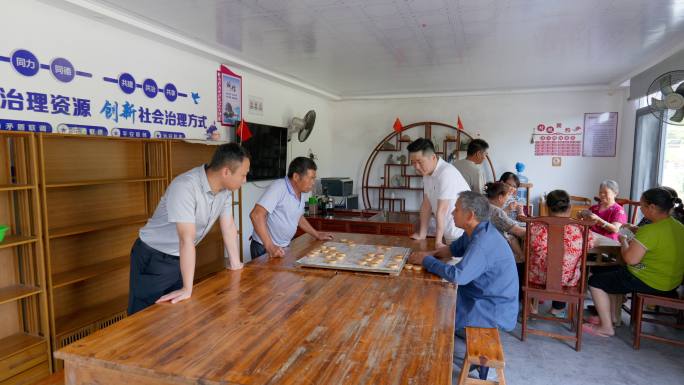 村民下棋打牌休闲娱乐