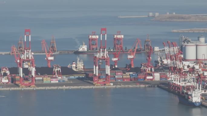 航拍山东威海港口码头塔吊货轮堤岸货场