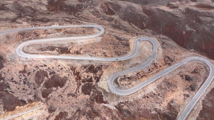 汽车行驶在崎岖危险的盘山公路