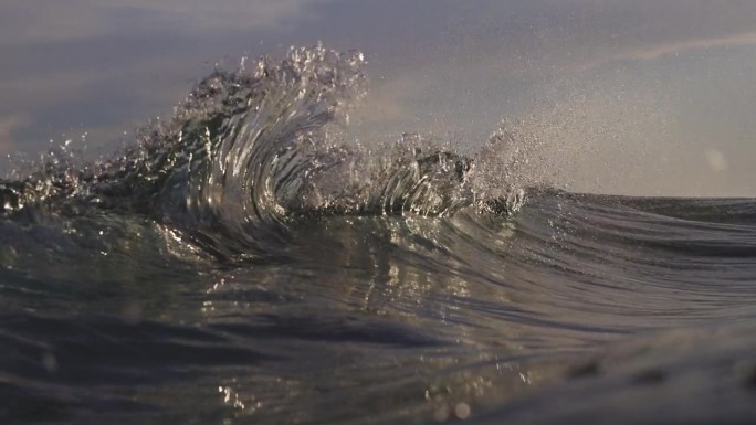 波光粼粼的反冲波在海洋的效果
