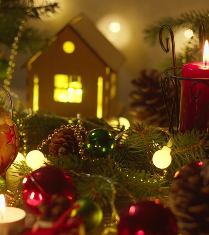 垂直视频。圣诞节的概念。新年的装饰玩具和蜡烛。假期。