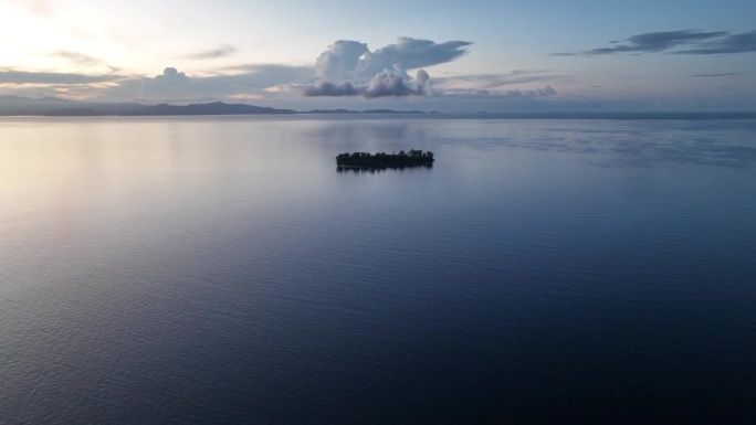 印尼偏远热带岛屿日出时的航拍图
