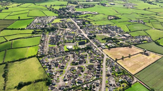 北爱尔兰安特里姆郡巴利米纳郡克拉夫米尔斯村鸟瞰图