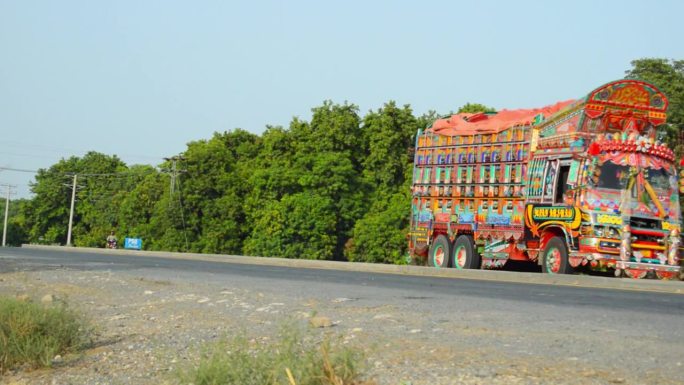 巴基斯坦卡车在通往拉合尔环路的高速公路上。CPEC。从巴基斯坦到中国。中国对巴基斯坦。装满汽油和石油
