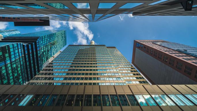 德国法兰克福，现代建筑中心，高耸的摩天大楼和玻璃电梯之间的云层反射