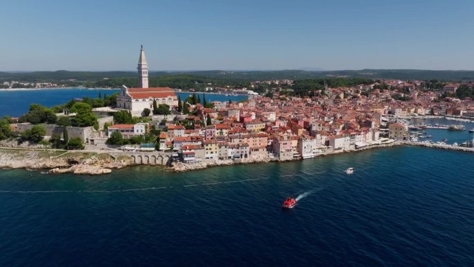 鸟瞰一艘船离开罗维尼老城，这是克罗地亚著名的中世纪海滨城市。克罗地亚伊斯特里亚。