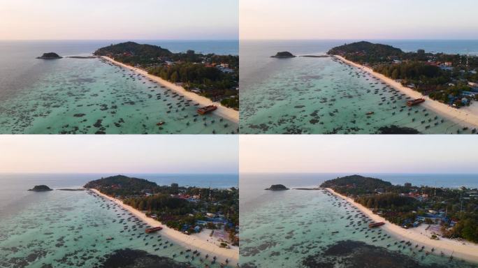 在泰国里佩岛乘坐游船鸟瞰大海