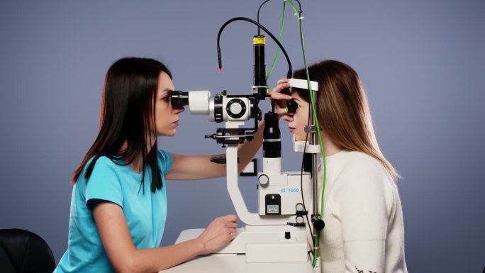 近距离激光改善视力。眼科疾病的一般诊断。用于眼科诊断的镜片。矫正视力的眼科设备。