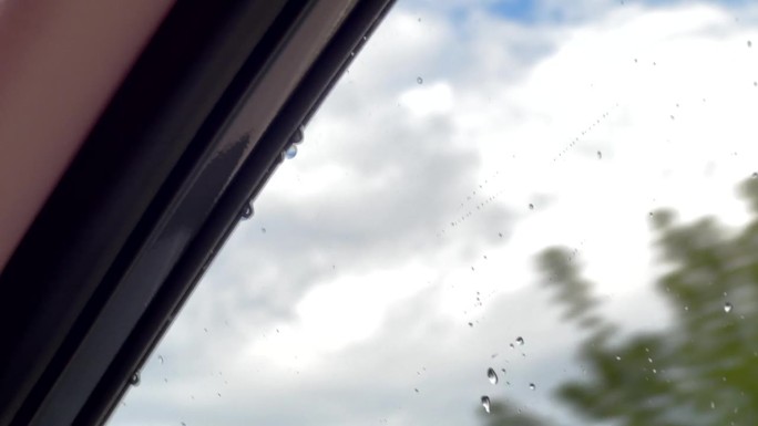 汽车行驶时雨滴落在车窗上