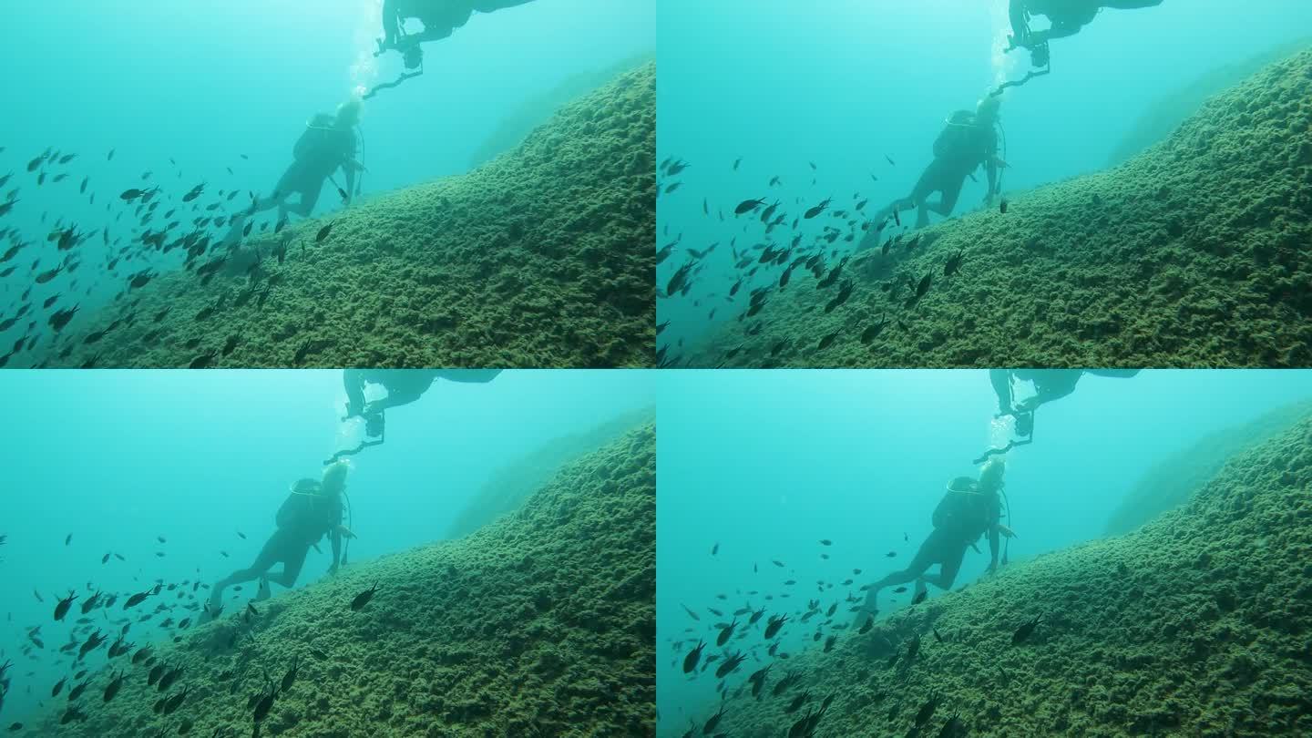 一对潜水员在海里尽情潜水。水下图像。