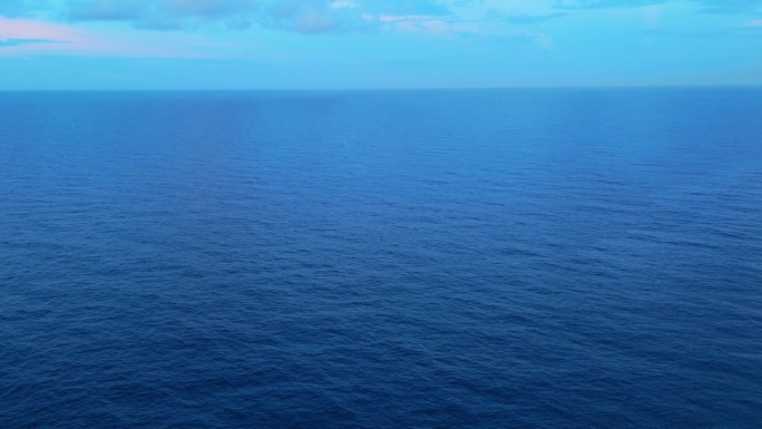 淡蓝色的天空融入了加勒比深蓝色的海水，无人机静态