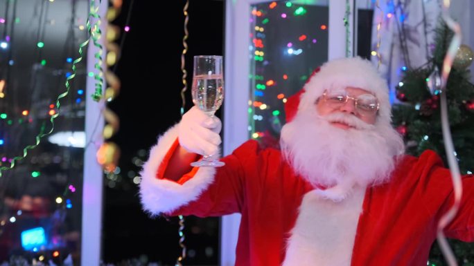 快乐的圣诞老人提议在圣诞节庆祝活动中喝香槟