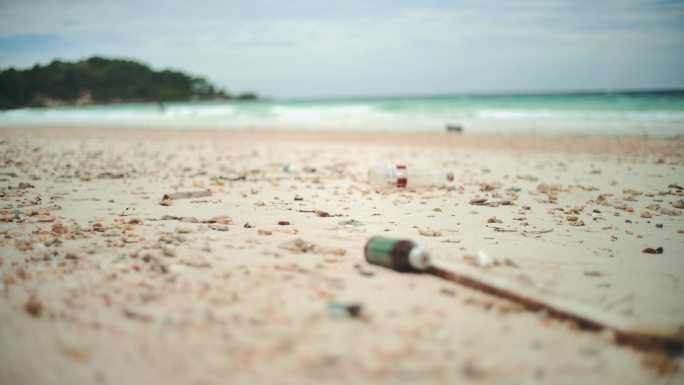海边污染，海边塑料垃圾，沙滩上的垃圾