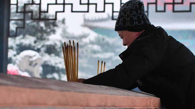 冬天下雪寺院拜佛上香祈福