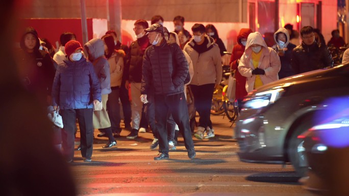 4K都市人群过马路北京夜晚城市人群