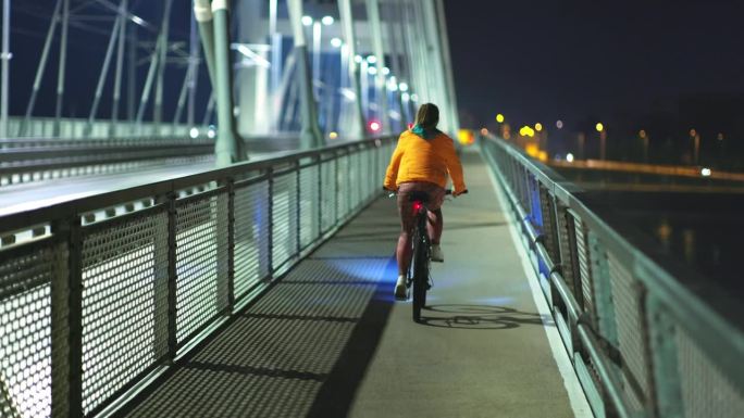 晚上骑自行车。人文生活锻炼身体有氧运动