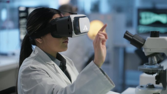 科学家、女性与虚拟现实、未来科技与头戴式耳机，在数字世界中滚动屏幕进行科学研究。医学研究，创新和调查