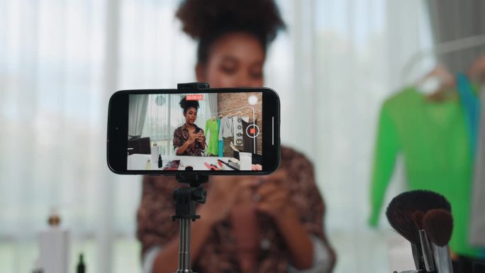 女性网红拍摄直播视频博客视频评论化妆至关重要的社会