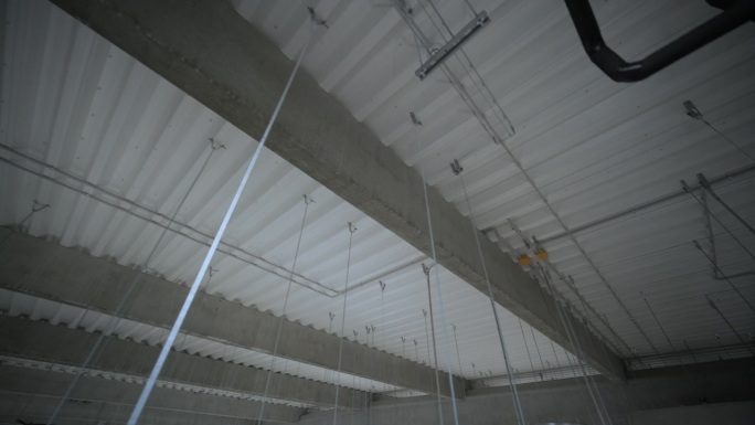 工业建筑吊顶上的照明和通风系统。展览大厅。吊顶工厂建筑