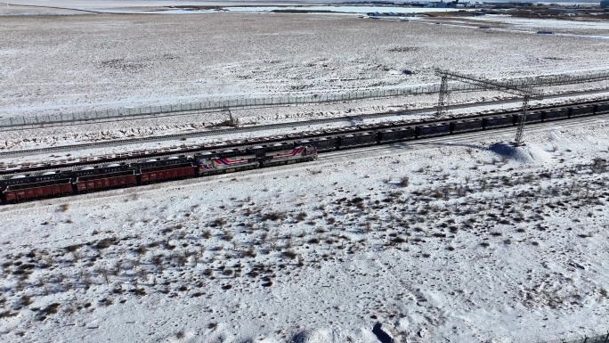 铁路运输 煤炭运输 雪中火车