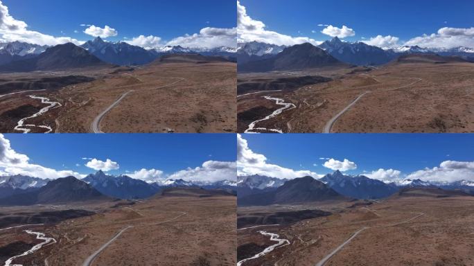 汽车驶向高原旷野雪山