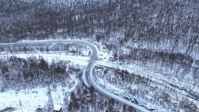 航拍林海雪原崎岖山路