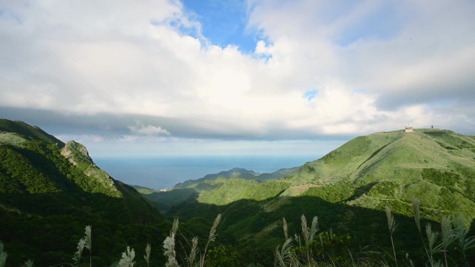 从基隆山上看五分山气象雷达站和大海。