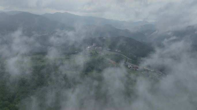 透过雾的鸟瞰图，展示了日本滋贺群山中的一个小镇