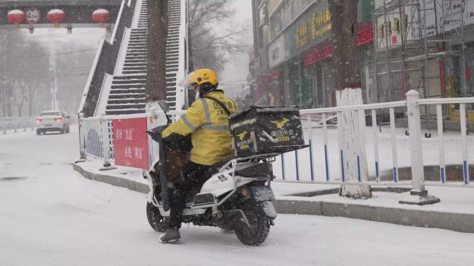 风雪中的美团外卖骑手