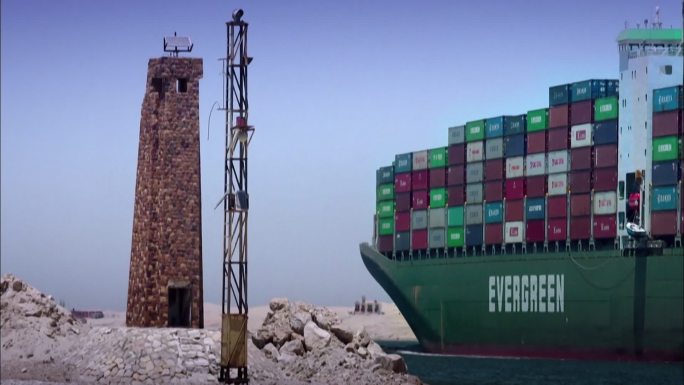 载满货物的轮船在苏伊士运河航行