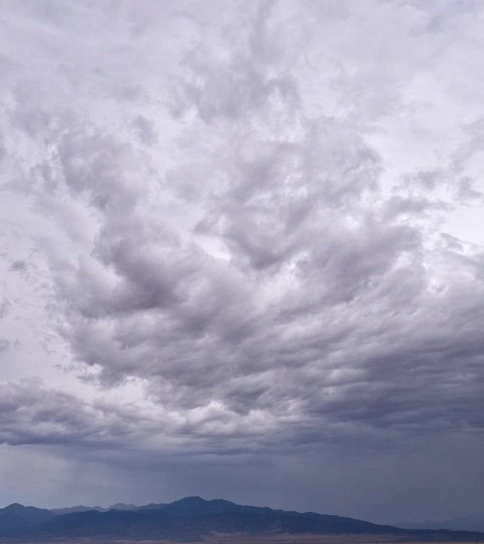 一场风暴过后，沙漠上空的云层在天空中盘旋