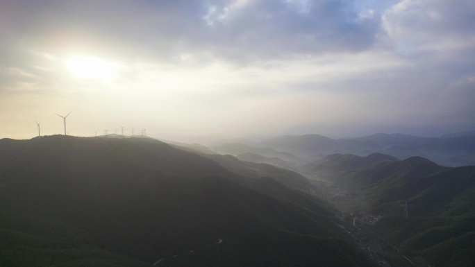 4K风力发电山林风车能源中国生态日落农村