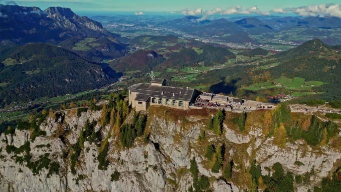 巴伐利亚阿尔卑斯山的鹰巢鸟瞰图，背景是令人惊叹的山脉。